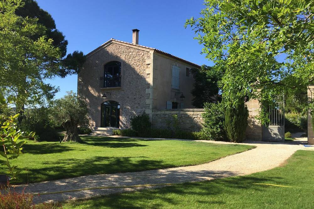 \"L'Orangerie\" Suite of 70 M2 with direct access to the Pool - 1 to 4 Pers in Montagnac, Côte d'Améthyste