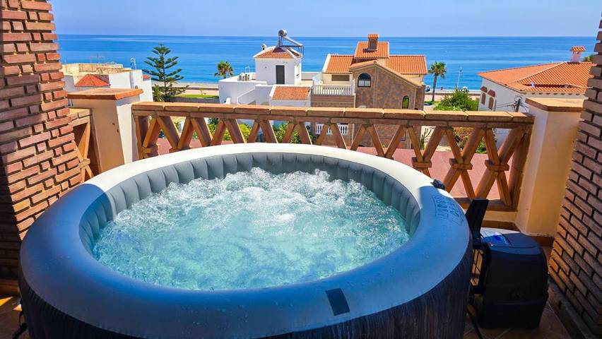 Gîte pour 8 personnes, avec jacuzzi ainsi que piscine et jardin dans Oued Laou