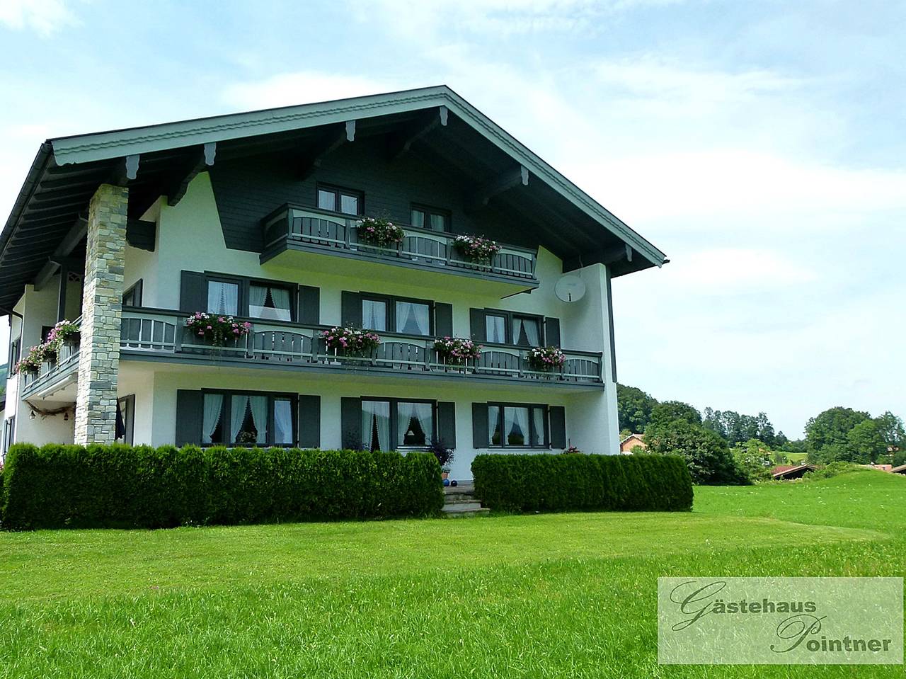 Gästehaus Pointner - Double room 4 with balcony, shower and Wc, sitting area, Tv, Wlan in Ruhpolding, Beierse Alpen
