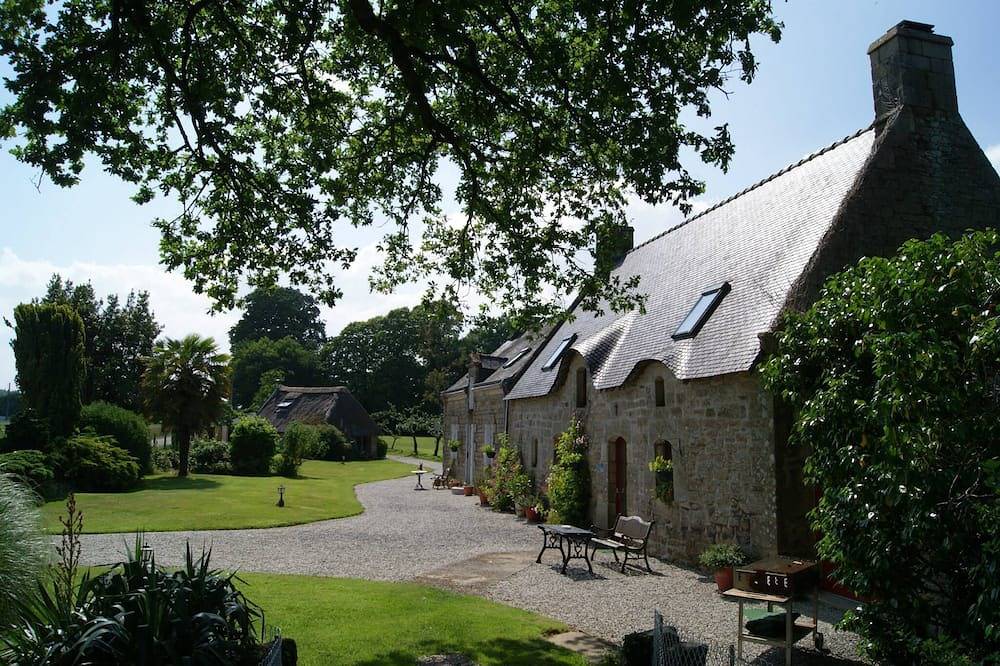 Grande maison avec piscine couverte et chauffée in Saint-Barthélemy (France), Région de Pontivy
