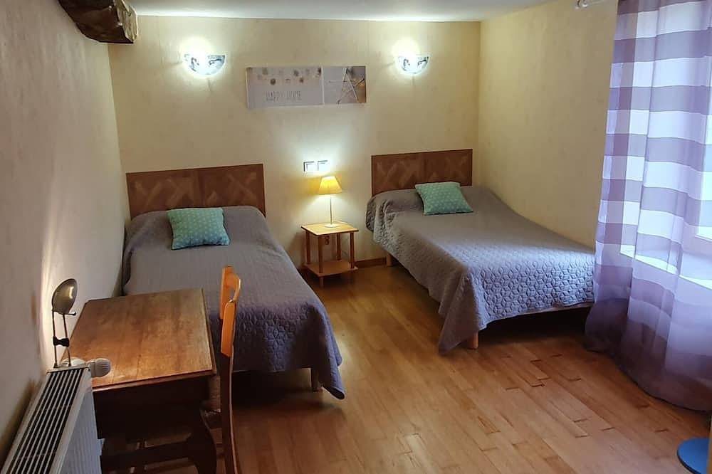 Charmante Maison avec Cheminée et Jardin, Animaux Acceptés in Saint-Paul-de-Vézelin, Région de Roanne