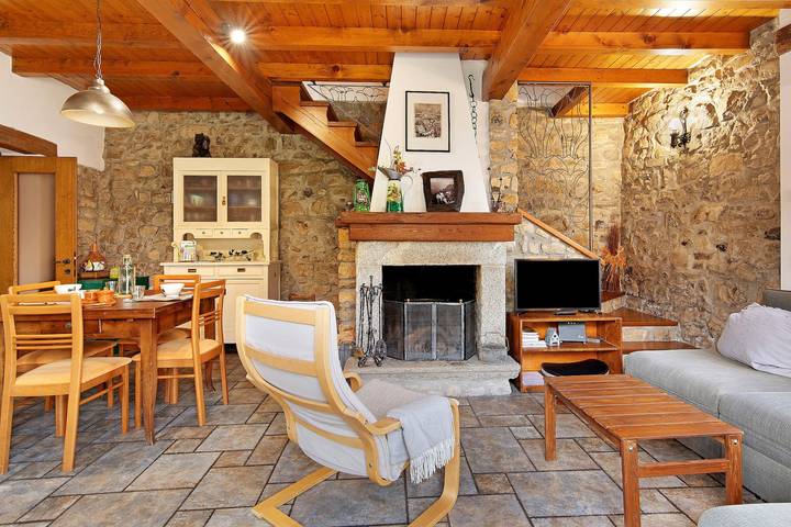 Casa de Férias 'Entre Lago e Montanhas' perto de Argegno com Vista Lago, Terraço Privado e Estacionamento in Biazzeno, Município de Dizzasco