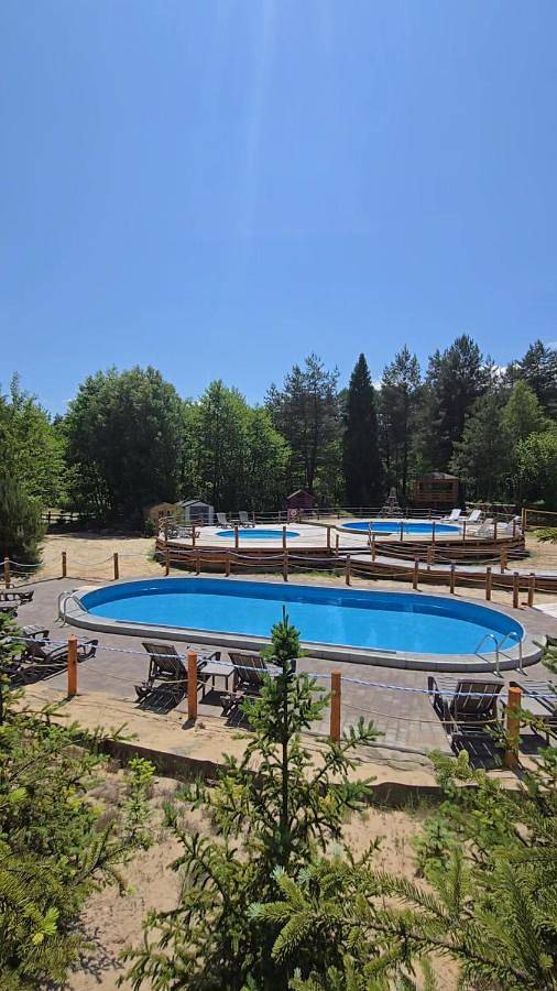 Domek letniskowy dla 4 osób, z Taras i Jacuzzi oraz Ogród i Basen w Roztocze