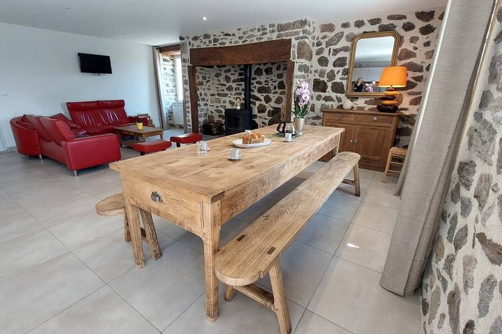 Gîte pour 8 personnes, avec vue ainsi que vue sur le lac et jardin dans le Cantal - 4