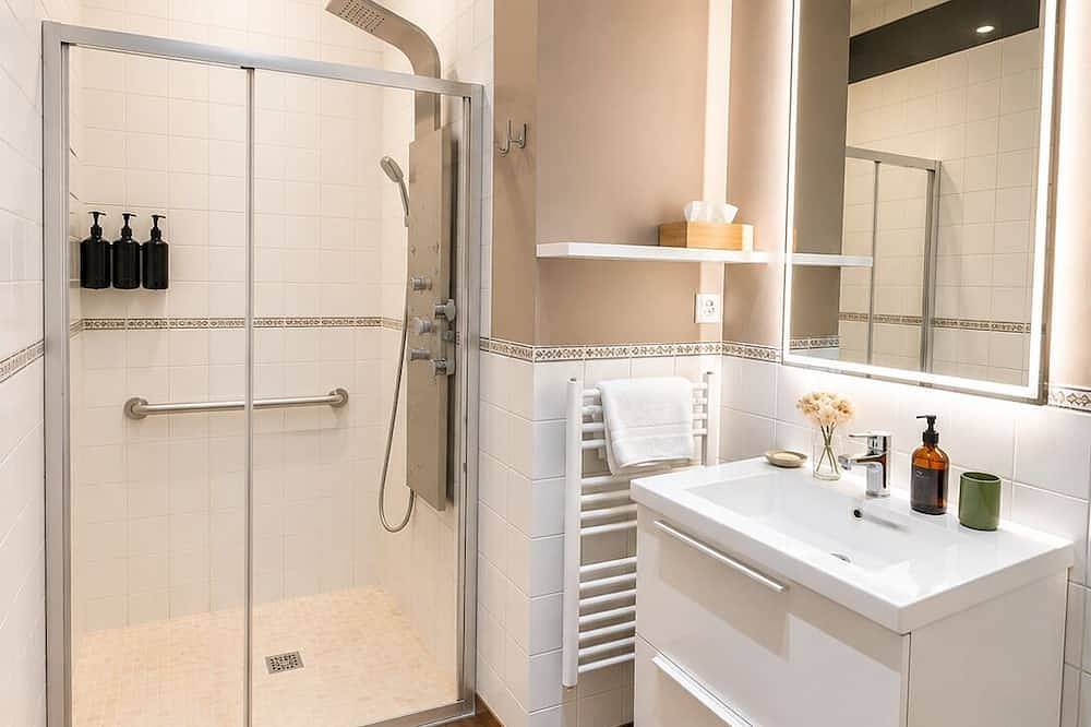 Appartement entier, La Liberté Cambrai – Terrasse privée, Home Cinéma, Parking & Expérience Premium in Cambrai, Département Nord