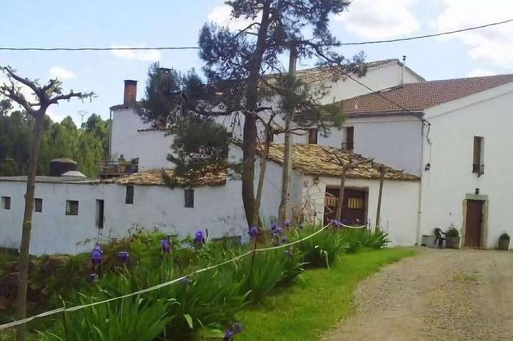 Gîte pour 4 personnes, avec jardin et piscine