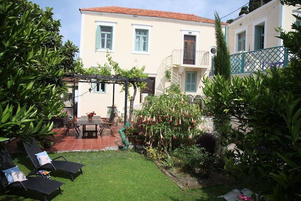 Entire apartment, Tudors Garden Villa Rhodes.Garden apart Beach & Old Town 8 mins walk, Sea view in Rhodos City, Rhodes