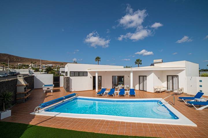 Vacation Villa 'Palmera' with Mountain View, Private Pool and Wi-Fi in Playa Blanca, Yaiza