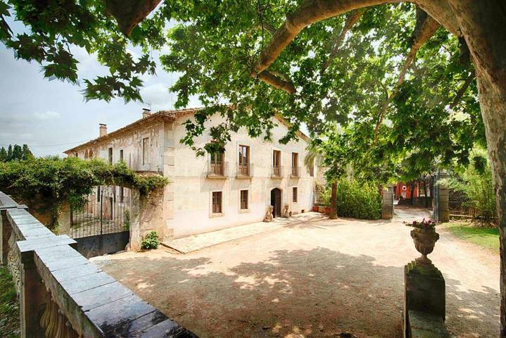 Casa rural para 15 personas, con jardín y piscina además de sauna y vistas El Gironés