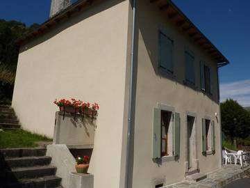 Gîte pour 4 personnes, avec terrasse à Thiézac