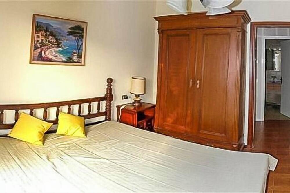 Entire apartment, 3-room apartment with large sunny balcony, pool & dream lake view in Veddo, Maccagno con Pino e Veddasca