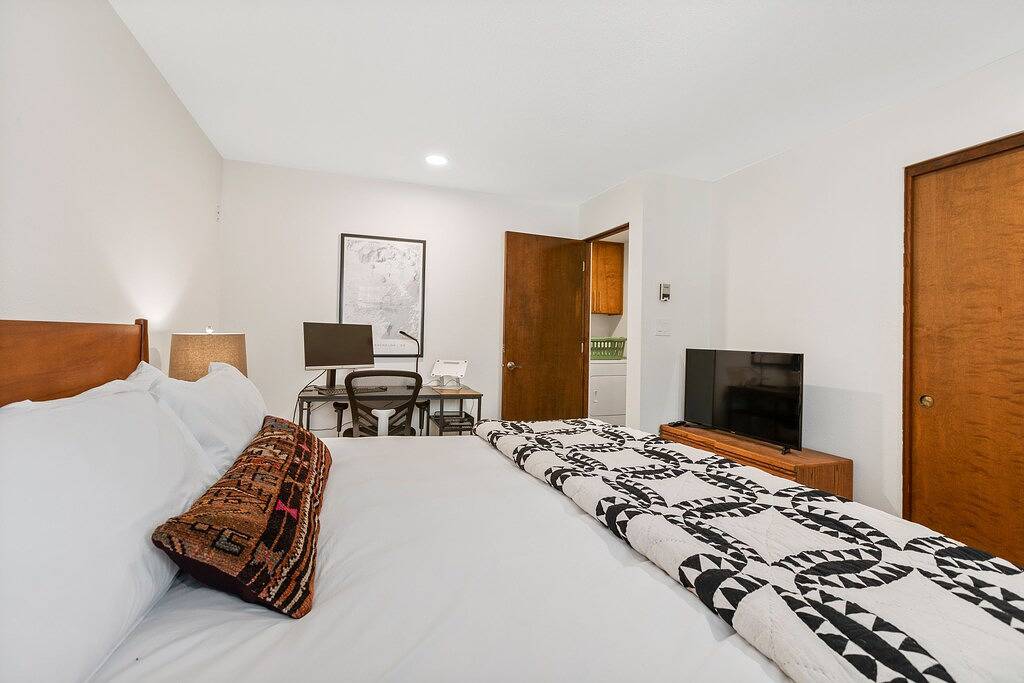 Walk to Village, Sharc Passes, Air Conditioning, King Bed, Bikes in Sunriver, Deschutes County