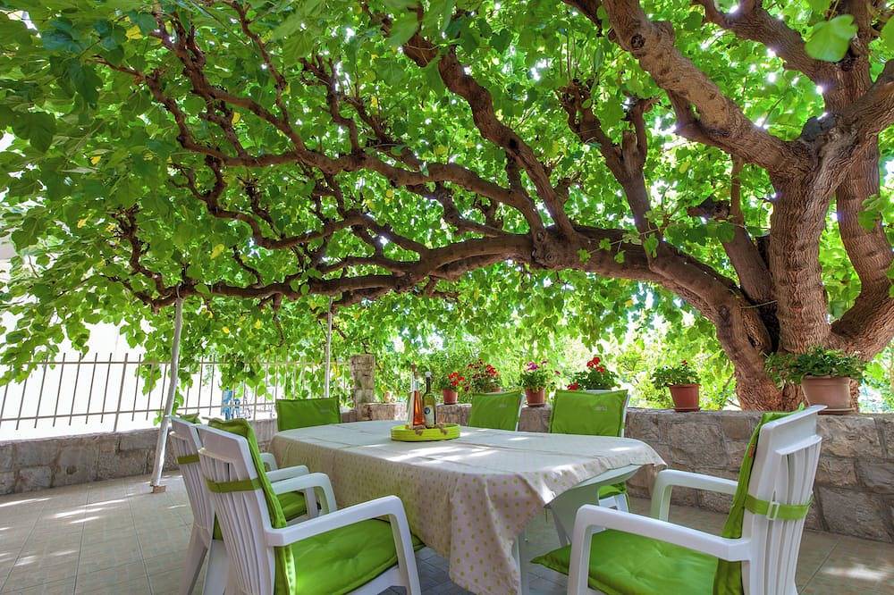 Holiday house with large terrace near sea in Podstrana, Split-Dalmatien
