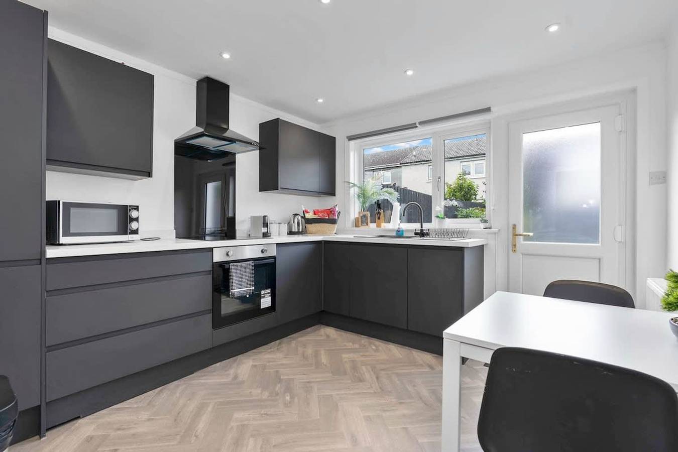 Contractor   Family Friendly House - Sleeps 8 - Free Parking and Fast Wi-Fi in Livingston, West Lothian
