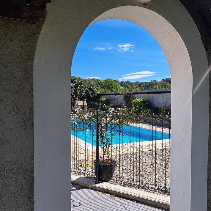 Gîte pour 2 personnes, avec terrasse et piscine ainsi que vue et jardin à Charancieu - 4
