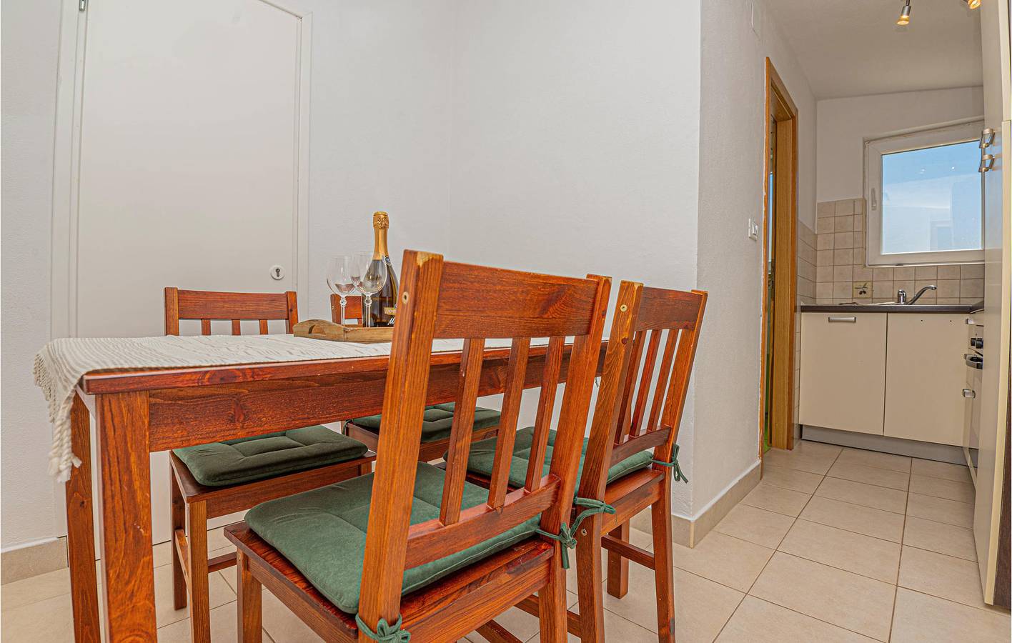 Ganze Ferienwohnung, Gemütliche Wohnung mit Terrasse, in Strandnähe und mit Parkplatz in Brodarica, Šibenik-Knin