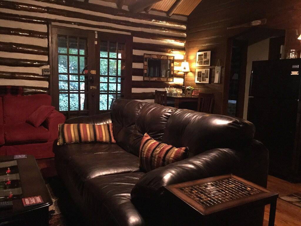 Schweizer Kabine der Alten Welt eingebettet im Wald in Knox County (TN)