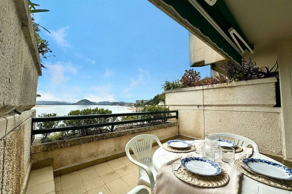 Entire apartment, Apto con Terraza y Piscina- Costavento 3601 in Santoña, Cantabrian Coast