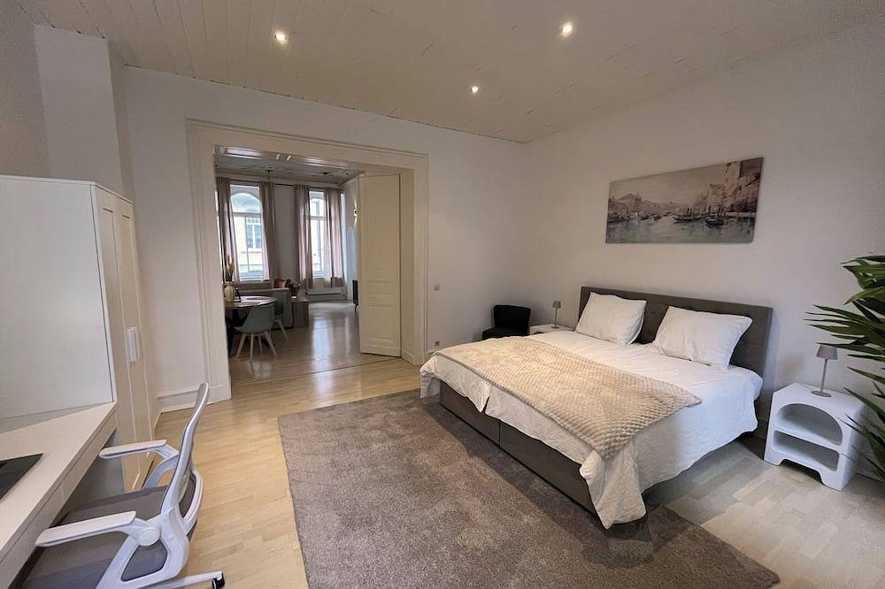 Ganze Wohnung, Urban Heritage Suite w/ work space in Düren Center in Düren, Kreis Düren