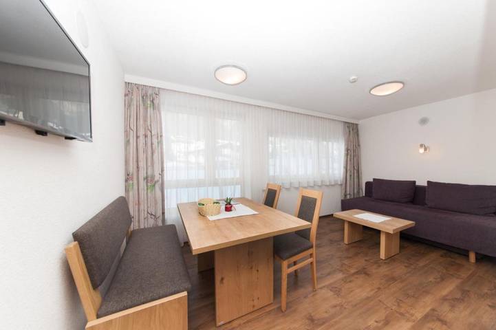 Hel lejlighed, Apartment 'Top 2 Kapall' with Mountain View, Private Garden and Wi-Fi in Lechtal Alps, Pettneu am Arlberg