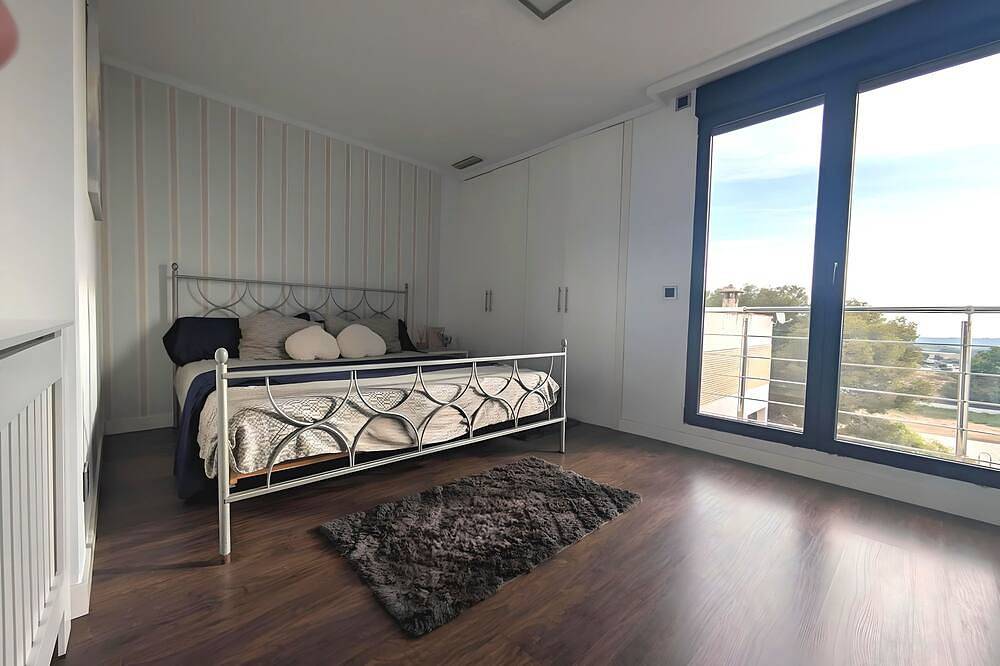 4-bedroom house in delightful Torrent with fully equipped games room, Ac, Wifi in Torrent, Provincia di Valencia