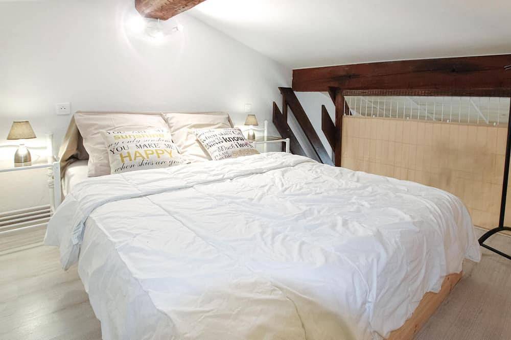 Amazing home in Carpentras with private swimming pool, can be inside or outside in Carpentras, Parque natural regional del Mont Ventoux
