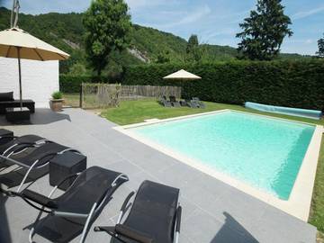 Location de vacances pour 8 personnes, avec piscine ainsi que terrasse et jardin dans Hastière-par-delà