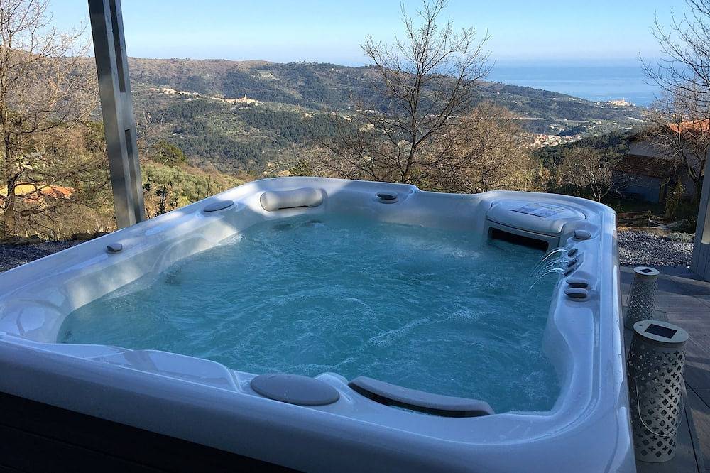 Casa Erbaea, splendida vista mare, piscina e minipiscina idromassaggio in San Bartolomeo al Mare, Riviera di Ponente