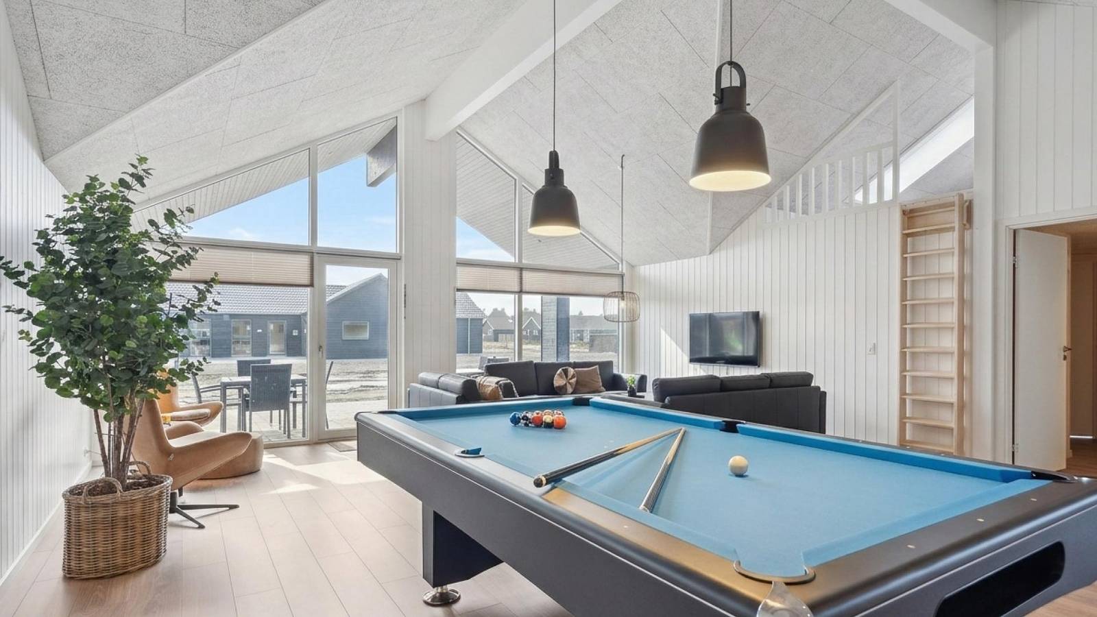 779 – Poolhaus in Ivenack für 26 Personen mit Outdoor-Spa und Aktivitätsraum in Ivenack, Mecklenburgische Seenplatte