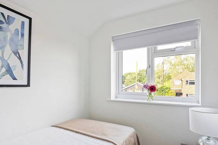 Woking -Garden, Driveway Parking, 4Bed in Woking, Surrey