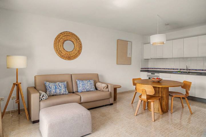 Ganze Wohnung, Ferienwohnung "Callao Beach 10" mit Bergblick, Terrasse und Wlan in Punta de las Mujeres, Haría