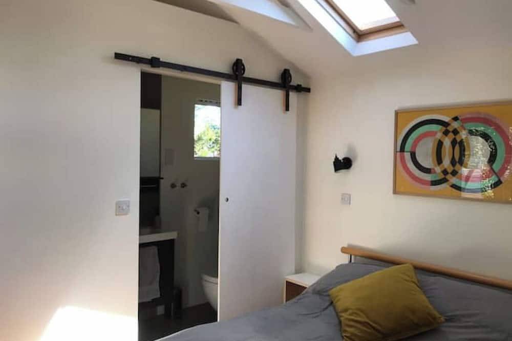 The Bay Cabin, secluded retreat Freshwater Bay in Freshwater, Isle of Wight