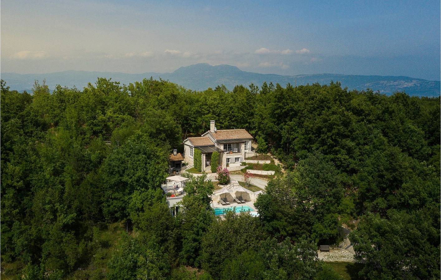 Charmante Unterkunft, 2 km von Pićan entfernt: 120 m² große Ferienwohnung mit Pool und WLAN in Pićan, Zentralistrien