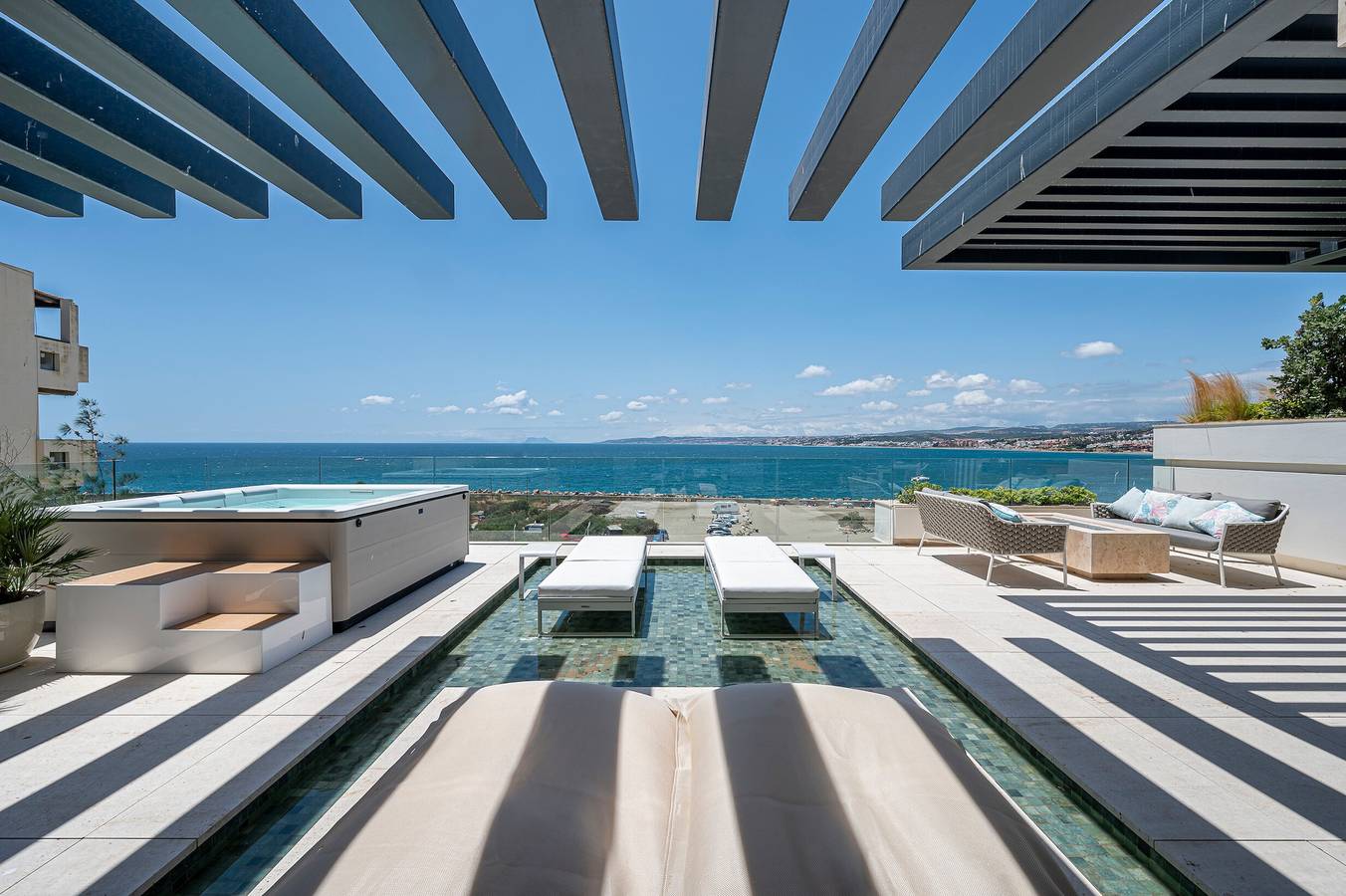 Ganze Wohnung, Ferienwohnung 'Luxury Front Line Beach' mit Meerblick, Wi-Fi und Klimaanlage in Puerto Deportivo de Estepona, Estepona