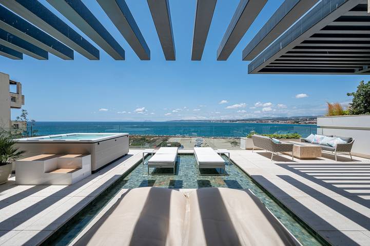 Ganze Wohnung, Ferienwohnung 'Luxury Front Line Beach' mit Meerblick, Wi-Fi und Klimaanlage in Puerto Deportivo de Estepona, Estepona