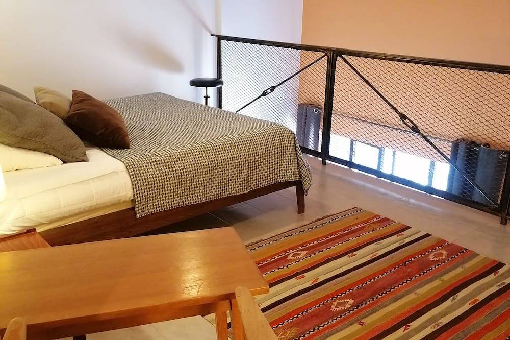 Stone house with jacuzzi, between Cannes and Fréjus, independent mini loft, air conditioning in Les Adrets-de-l'Estérel, Massif de l'Esterel