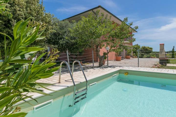 Agriturismo per 2 persone, con piscina e giardino nonché panorama, con animali domestici a San Vincenzo