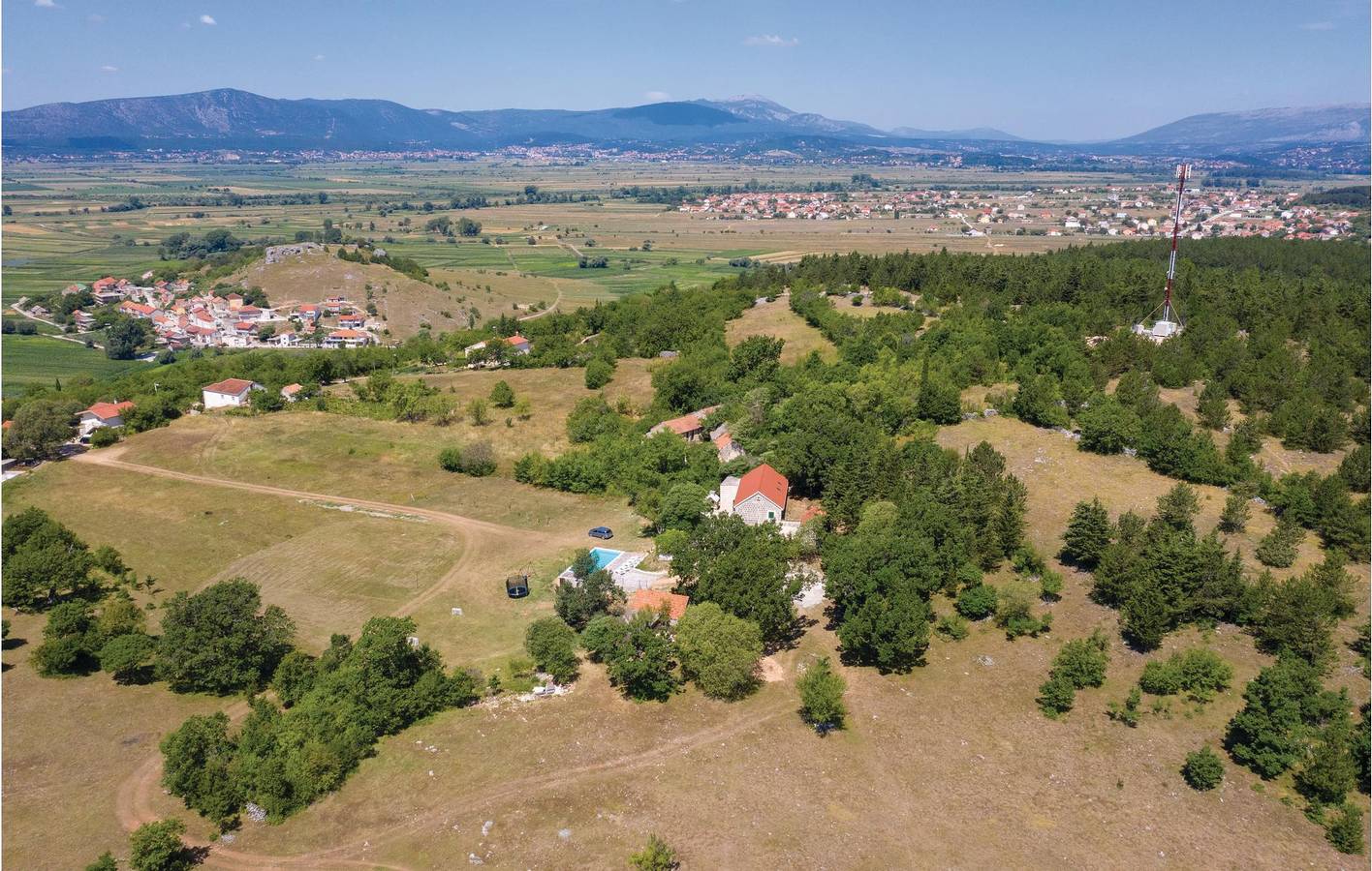 Gemütliche 2-Zimmer-Wohnung mit Pool, WLAN und Parkplatz in der Nähe des Flusses Cetina in Dalmatinisches Zagora