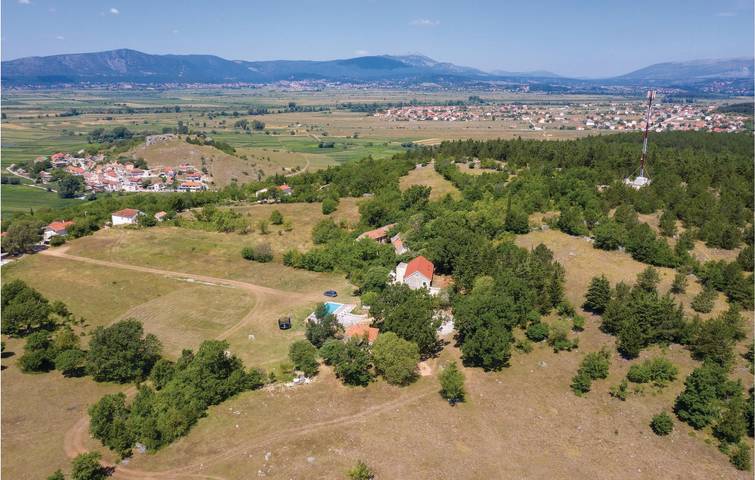 Gemütliche 2-Zimmer-Wohnung mit Pool, WLAN und Parkplatz in der Nähe des Flusses Cetina in Dalmatinisches Zagora