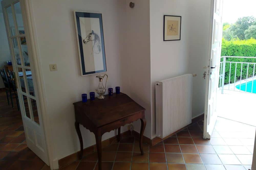 Charming villa with large swimming pool in an idyllic estate in Drôme provençale in Saint-Restitut, Región de Nyons