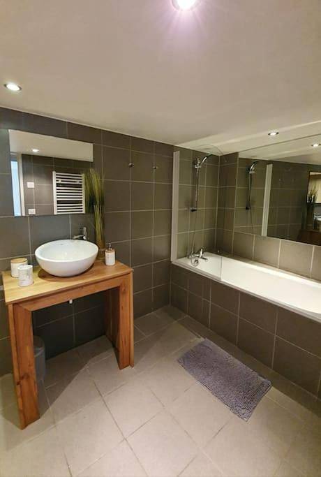 Appartement entier, Appartement Gentiane de 85m2 avec sauna à 10 min des pistes in Sainte-Foy-Tarentaise, Massif du Ruitor