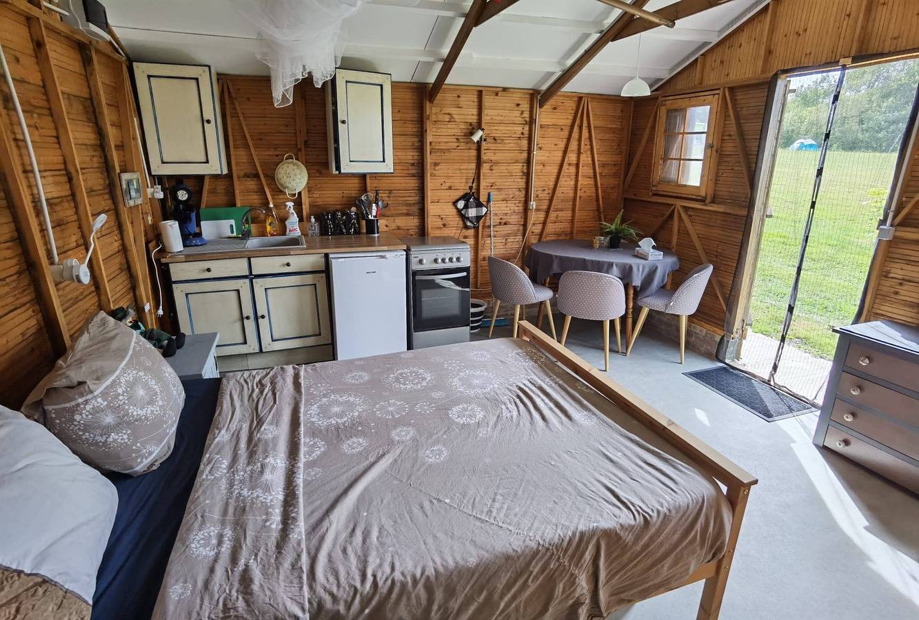 Entire holiday apartment, Tiny Home 'À L'étang' with Lake View, Shared Pool and Private Terrace in Champsac, Périgord-Limousin Regional Nature Park