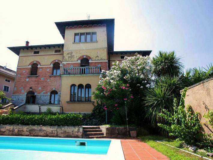 Villa per 8 persone, con piscina e vista lago nonché giardino e balcone in Desenzano del Garda