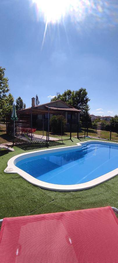Location de vacances pour 7 personnes, avec Balcon et Terrasse ainsi que Jardin et Piscine à Piedrahíta