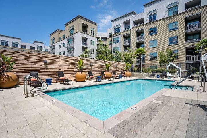Vacation rental for 4 people, with balcony and pool, with pets in Redwood City