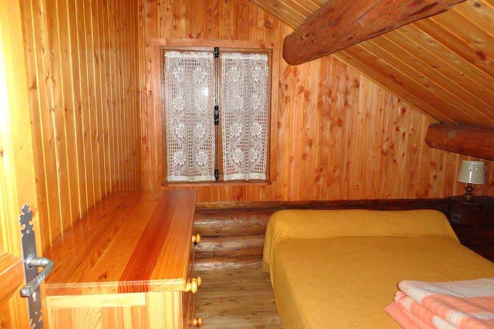 Le petit fuste avec une vue sur le lac in Marcillac-la-Croisille, Région de Tulle