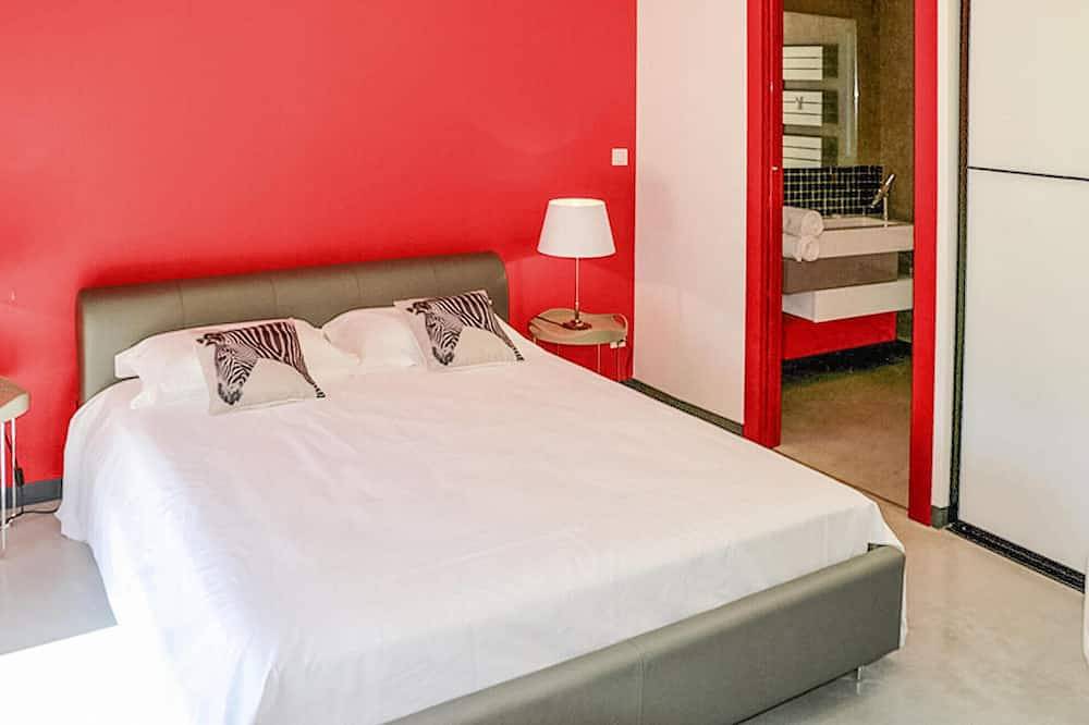 Cozy home in Maillane with kitchen in Maillane, Arles region