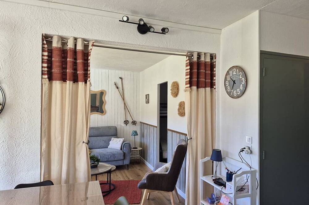 Entire apartment, Charming Renovated T2 with Balcony at Lioran in Le Lioran, Laveissière