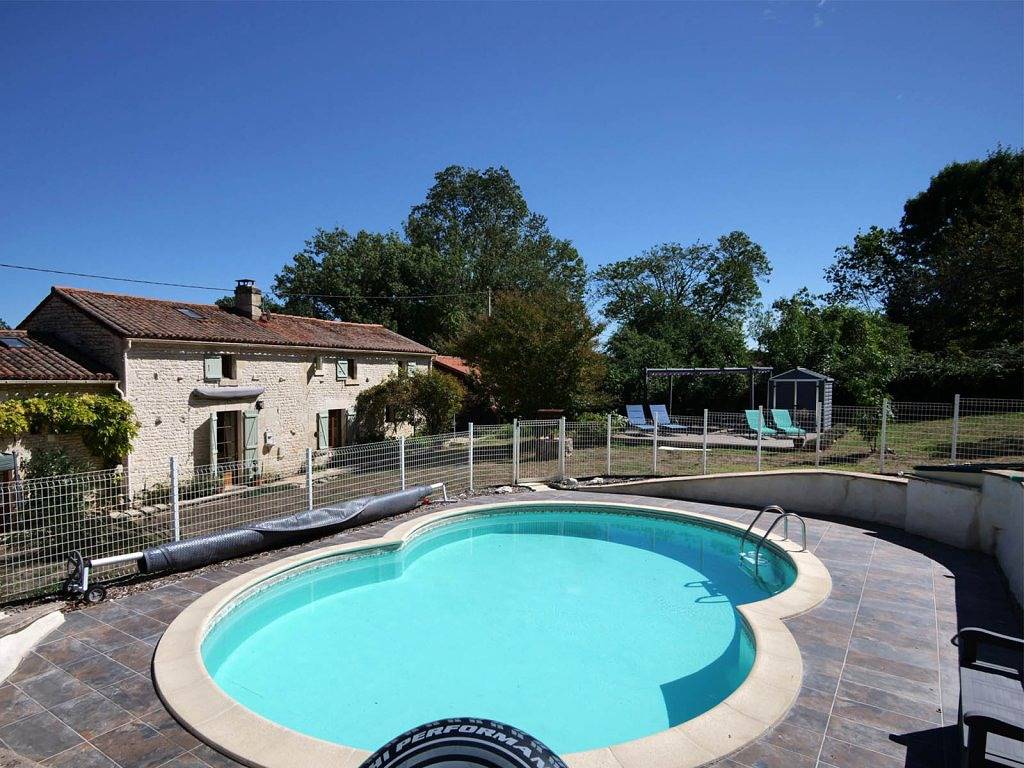 Maison Meli, avec piscine privée, en campagne in Saint-Hilaire-des-Loges, Fontenay-le-Comte