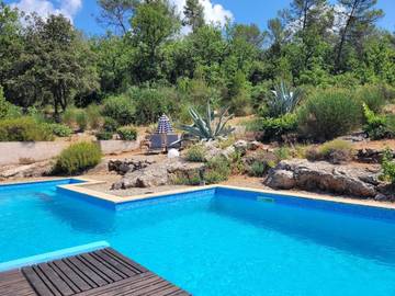 Gîte pour 5 personnes, avec piscine ainsi que vue et jardin à Camps-la-Source